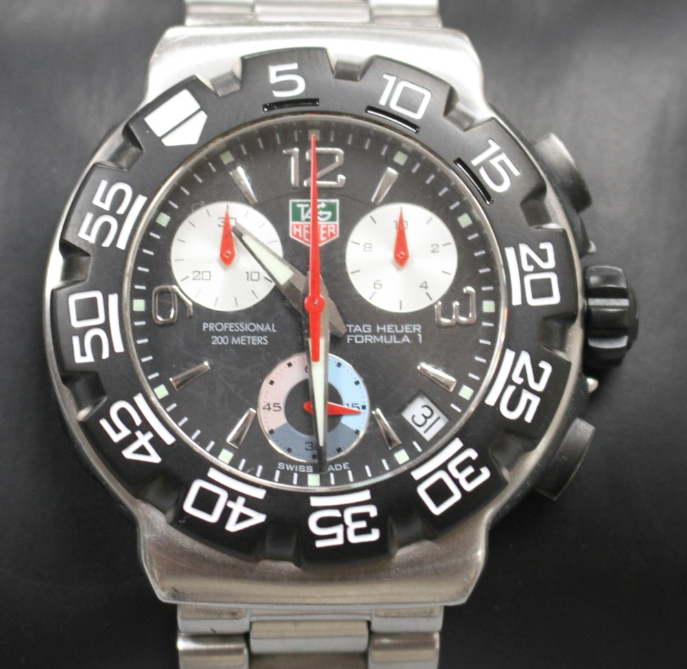 A gentlemans moder stainless steel Tag Heuer Formula 1 Professional 200 metres quartz wrist watch.